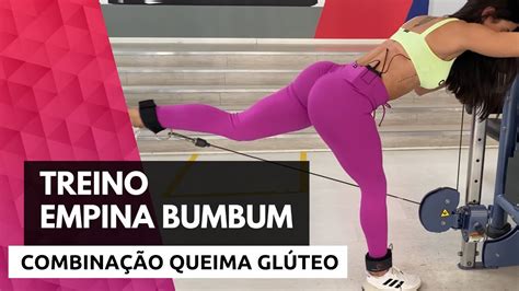 Bia Mantovani Transando com o rabão empinado.